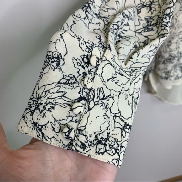 SALE💕 The limited small flowy blouse cream (Pc) - Picture 2 of 7